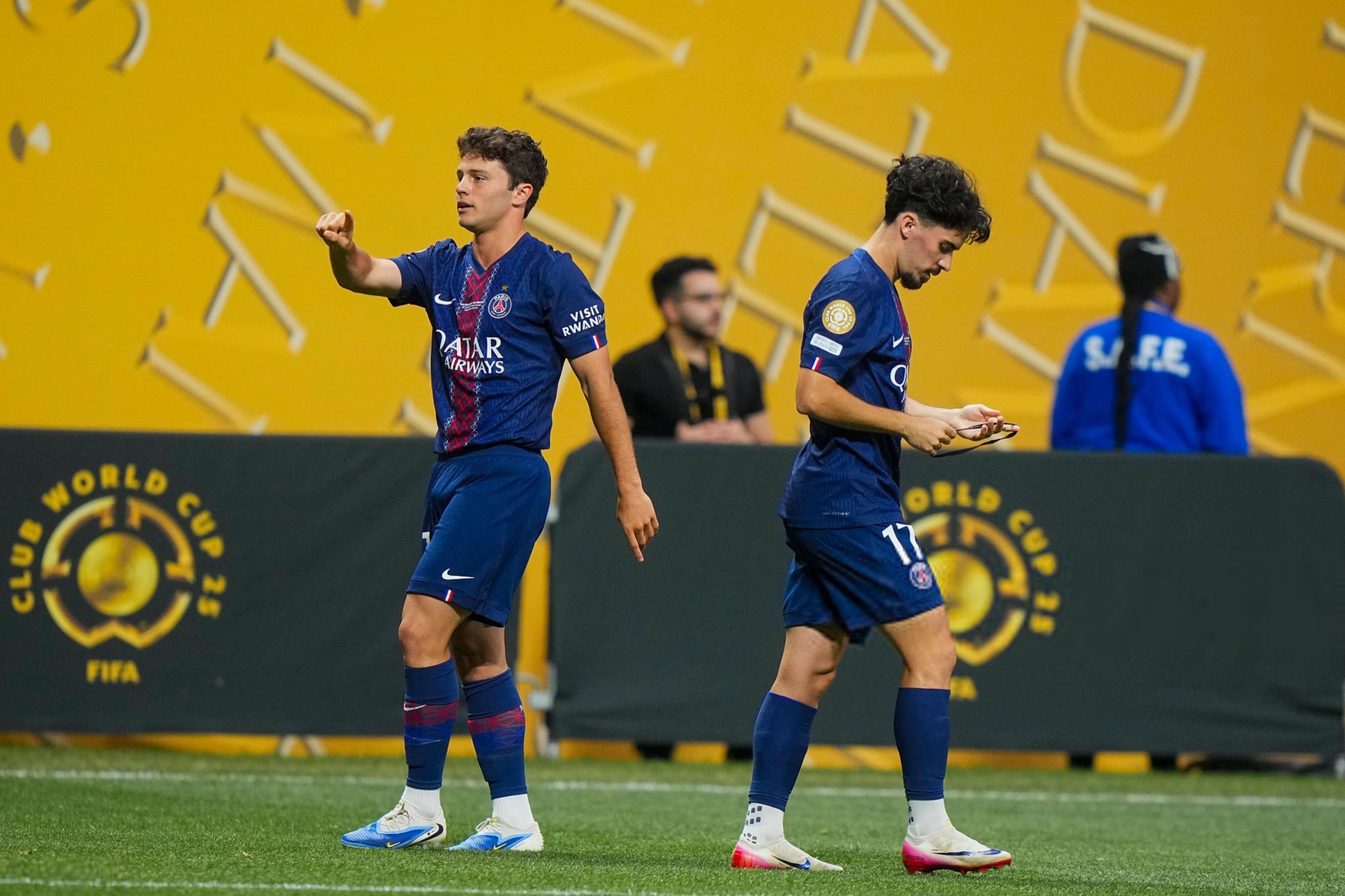 巴黎圣日耳曼训练开放日,冲刺阶段篮板制胜引欢呼,中超在即,年轻球员得到机会的简单介绍-英雄联盟竞猜大厅